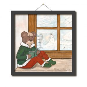 Zeichnung: Ein Bär sitzt auf einer Fensterbank und liest ein Buch. Der Bär trägt eine grüne Jacke mit weißem Kuschelkragen, eine rote Hose und grüne Socken. Durch das Fenster ist eine weiße Winterlandschaft zu sehen. Schnee bedeckt die Landschaft. Ein Schneemann steht vor dem Fenster