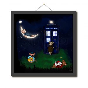 Zeichnung: Auf dem Bild sind vier Bären zu sehen. Ein Bär liegt wie in einer Hängematte in einer Mondsichel, ein Bär steigt gerade in eine blaue Polizeinotrufzelle (Hommage an den 11. Doctor Who) , davor sitzt ein Bär und Spielt Gitarre und ein weiterer Bär liegt auf der Wiese und spielt mit einem weißen Hund.