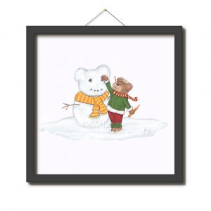 Zeichnung: ein kleiner brauner Bär - bekleidet mit grüner Jacke, roter Hose und gelb-rot gestreiftem Schal - baut einen Schneemann. Er steck gerade einen Stein als zweites Auge in den Kopf des Schneemanns. In der anderen Hand hält er bereits eine Möhre als Nase bereit. Der Schneemann trägt einen orange-gelben Schal. Zwei Äste stecken ihm als Arme an den Seiten und aus vier weiteren Steinchen ist der Mund geformt.