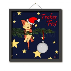 Zeichnung: Ein Katzenjunges hängt auf einem Ast einer Tanne. Es hält sich mit den Vorderpfoten fest. Das Kätzchen ist dreifarbig und trägt eine Weihnachtsmann-Mütze. Von der Spitze des Tannenzweiges hängt eine silberfarbene Weihnachtskugel. Am rechten oberen Bildrand ist in rot die Beschriftung "Frohes Fest" angebracht. Der Hintergrund des Bildes besteht aus einer dunkelblauen Farbfüllung und gelbenen Sternen in unterschiedlicher Größe.