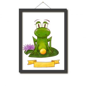 Zeichnung: Ein grüner Frosch sitzt auf einem Seerosenblatt mit einer lila Blüte. Vor ihm auf dem Blatt liegt eine goldene Kugel. Unter dem Frosch mit der Seerose ist ein goldenes geschwungenes Banner ohne Schrift.